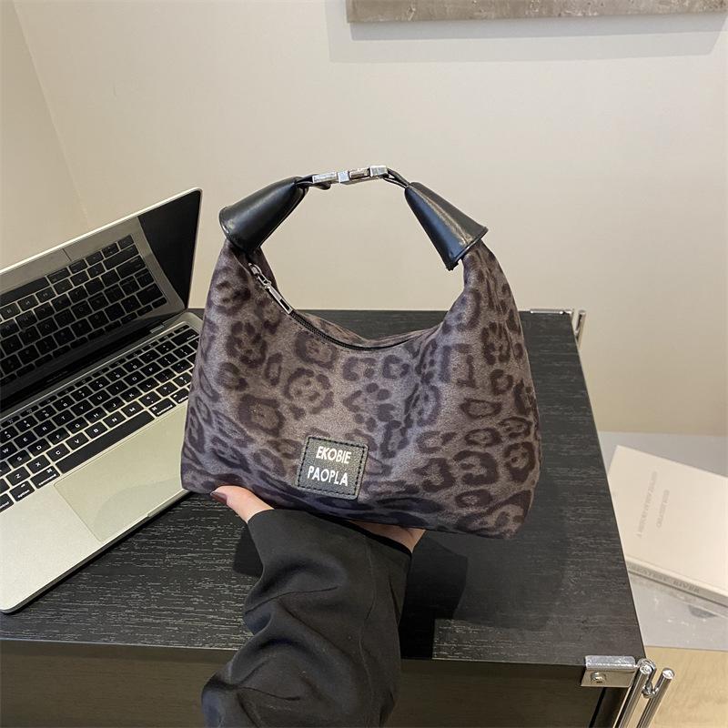 

Осень и зима супер огонь нишевая сумка с леопардовым принтом женская 2025 новая популярная универсальная сумка-мессенджер на плечо под мышку маленькая сумка кофейный