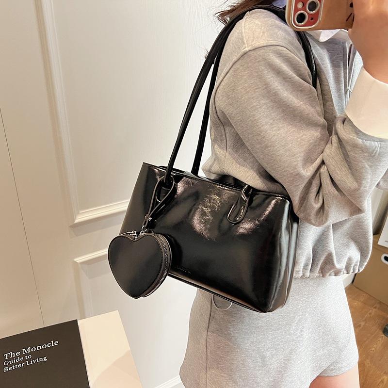 Premium sense 2025 new women's bags niche texture retro love pendant accessories