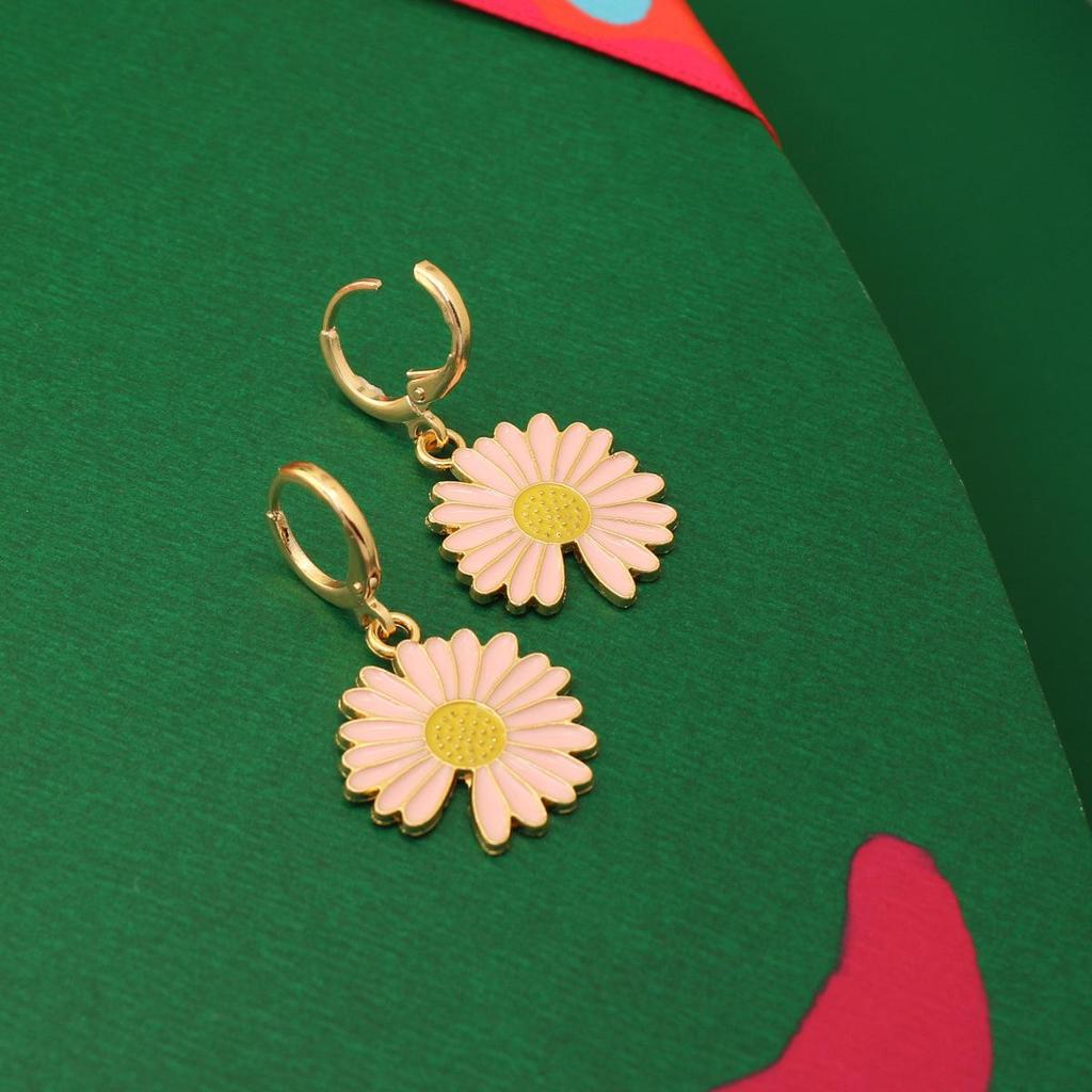 New Retro Daisy Floral Earrings – Versatile Literary Style Ear Accessories