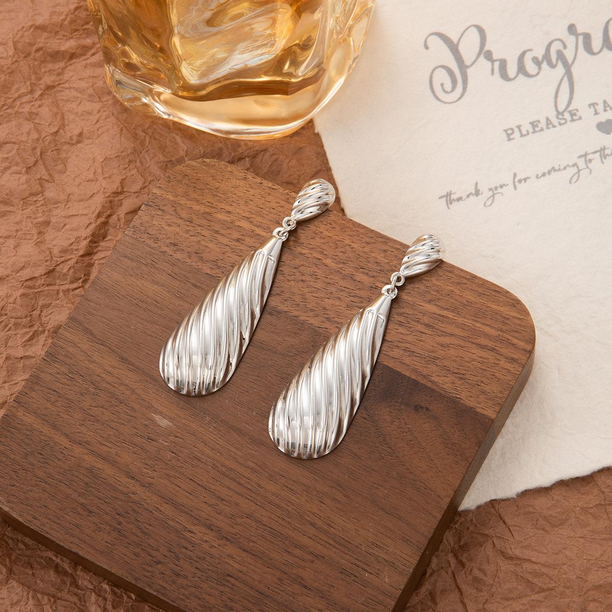 

Преувеличенные металлические серьги с крупной подвеской в виде капли воды, ретро винтажное украшение для ушей для женщин серебряный