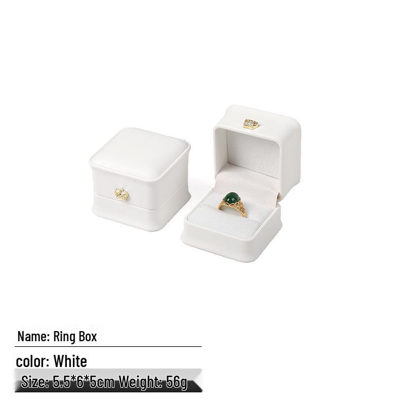 Элегантная Белая Шкатулка для Украшений с Пряжкой-Короной для Хранения Изысканных Украшений и Демонстрации Обручальных Колец