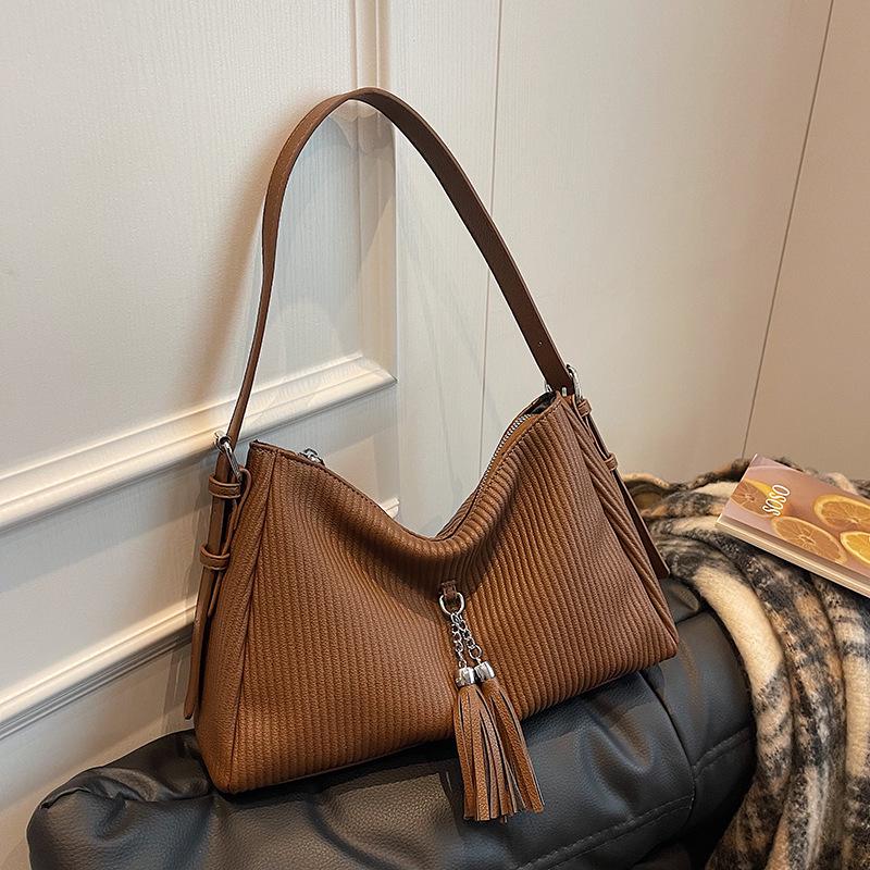 

Korean Retro Tassel Tote: Versatile, Large Capacity, Casual Commute Shoulder Bag кофейный