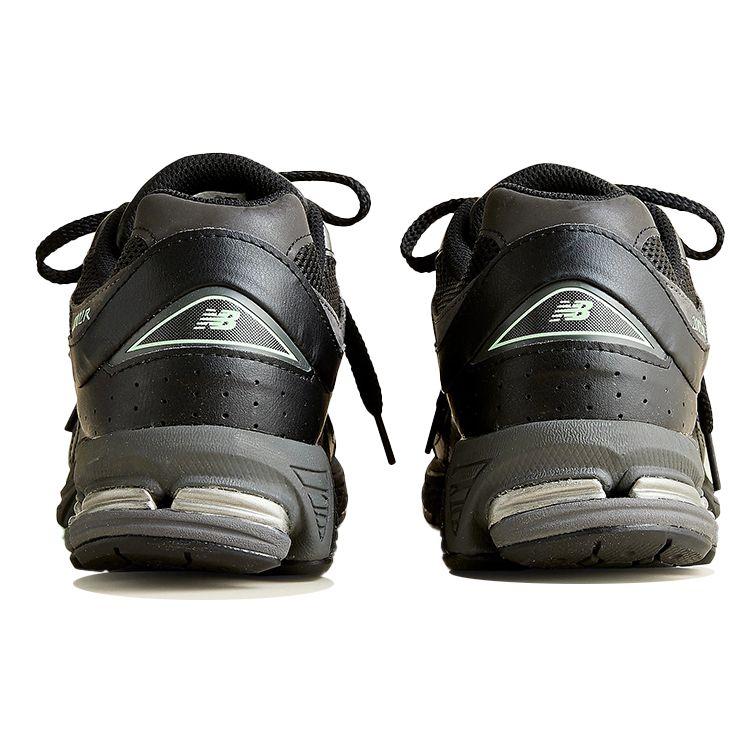 New Balance Baskets noires poudre vertes pour hommes 2002R M2002RLD