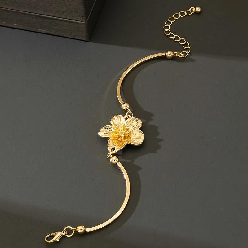 New Fashion 5 Petal Exquisite Flower Bracelet Personalized Versatile Women's Petal Bracelet Festival Party Girl 2025 Jewelry