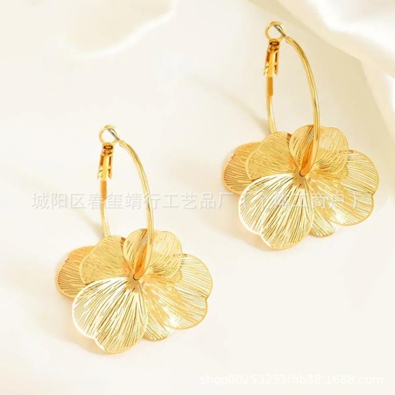 New Light Luxury High-end Golden Flower Earrings Fashionable Personality Niche Exaggerated Earrings Sweet Temperament Ear Jewelry
