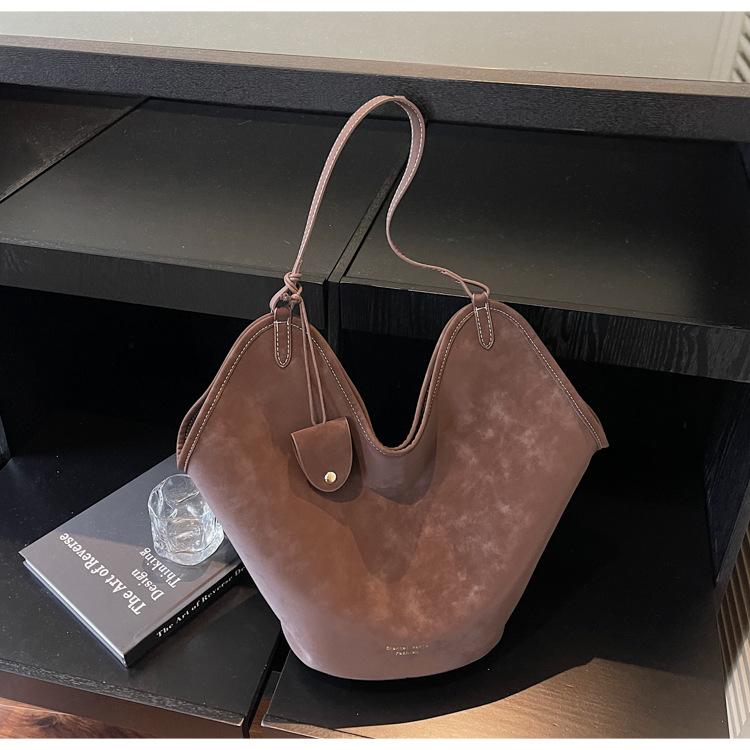 

Retro bag women s large-capacity new autumn and winter versatile single shoulder mother and child bag casual commuting темно-коричневого