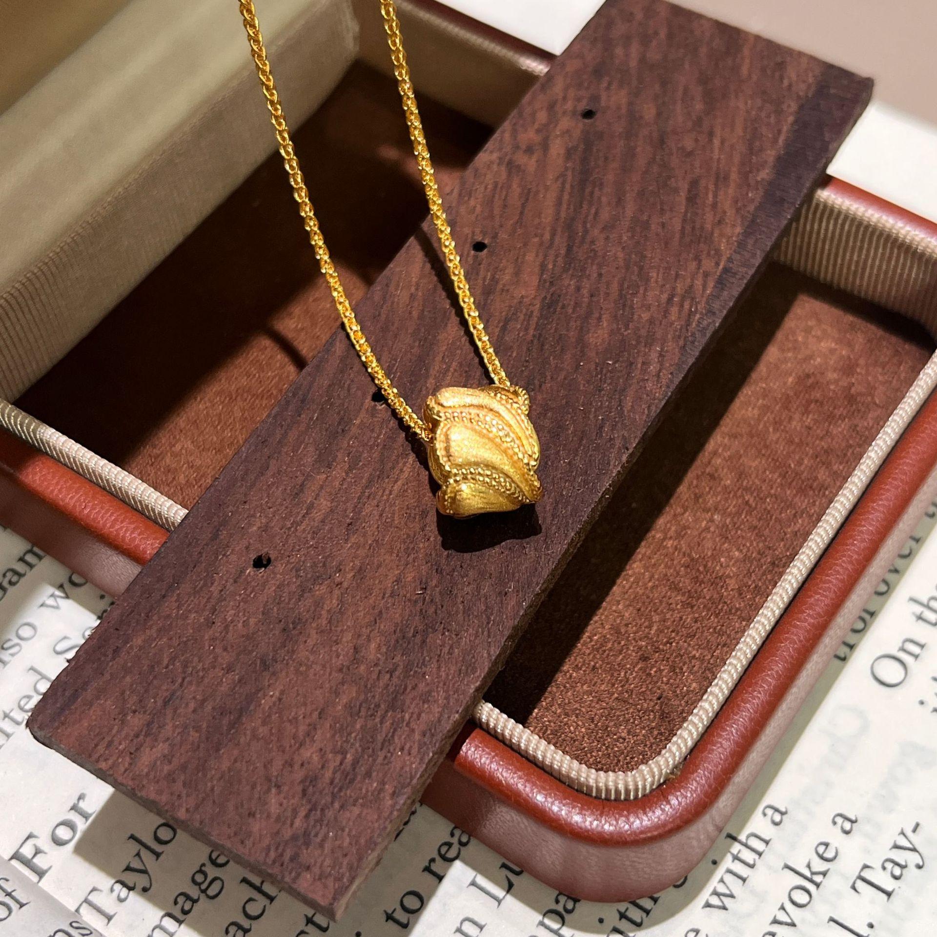 

Gold Passepartout Small Waist Necklace Women S Light Luxury Retro Brushed Transfer Bead Pendant Clavicle Chain