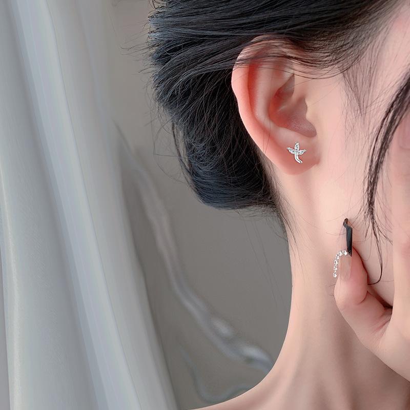 Small and Fresh Leaf Earrings Maple Leaf Earrings for Women's Ear Piercings Niche Design