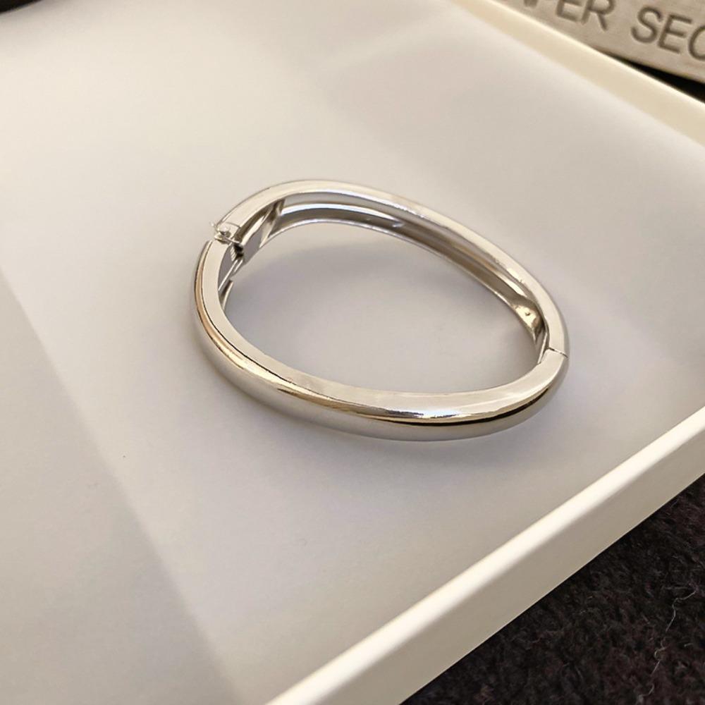 European and American Simple Bracelets, Arm Rings, Niche Cold Wind Temperament Bracelets, High-end Sense and Versatile Jewelry.