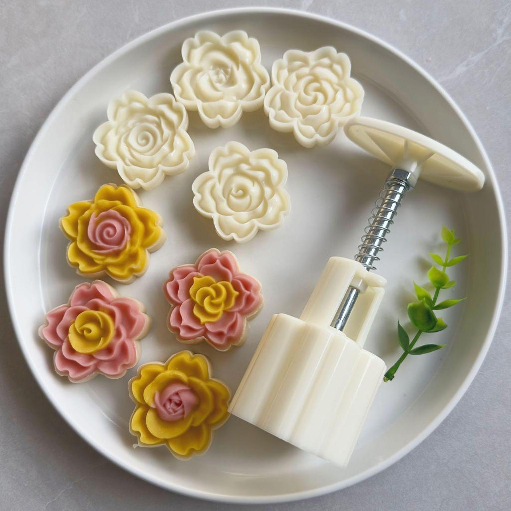 50g 3D Rose Ice Skin Mooncake Mold Set - 1 Mold, 4 Mung Bean Cake Pieces.