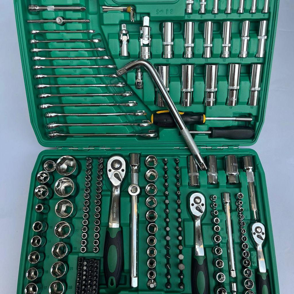 32-Piece Socket Wrench Car Repair Tool Set - Combination Kit