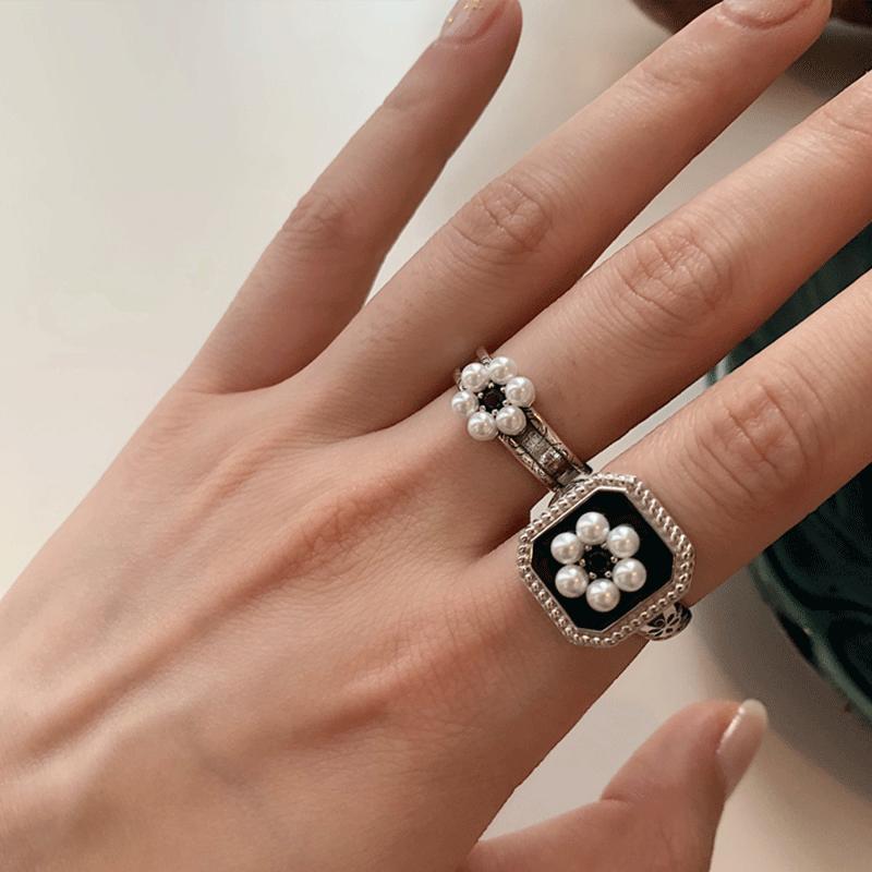 Style Stunning Hepburn Square Ring Featuring Drip Glaze Pearl Flower In Silver S925