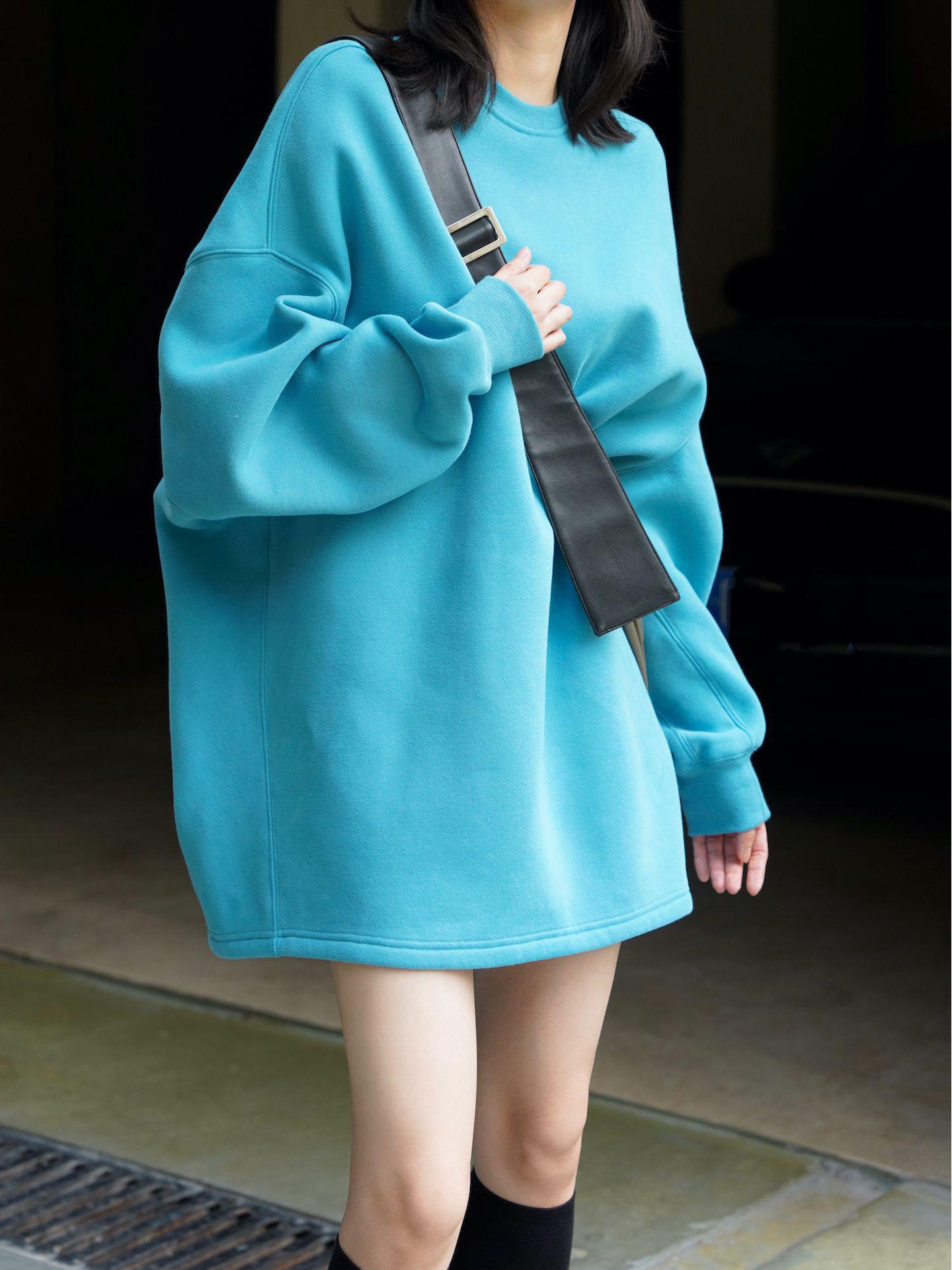 

Зимний свитер в корейском стиле, приталенный, с плюшевой подкладкой: Женский свободный топ с приспущенным плечом и круглым вырезом