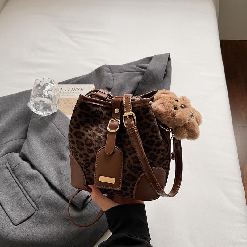 This year, popular small bags are women's ins simple 2025 new fashion leopard print messenger bags, autumn and winter texture bucket bags.