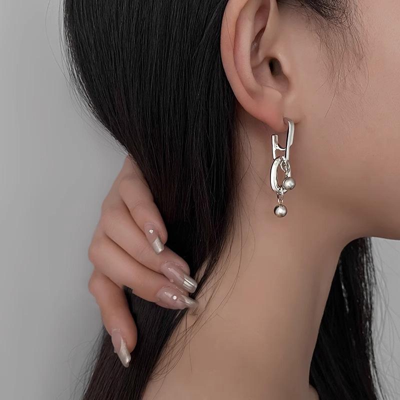 Orecchini da donna dallo stile distaccato e dalla personalità unica