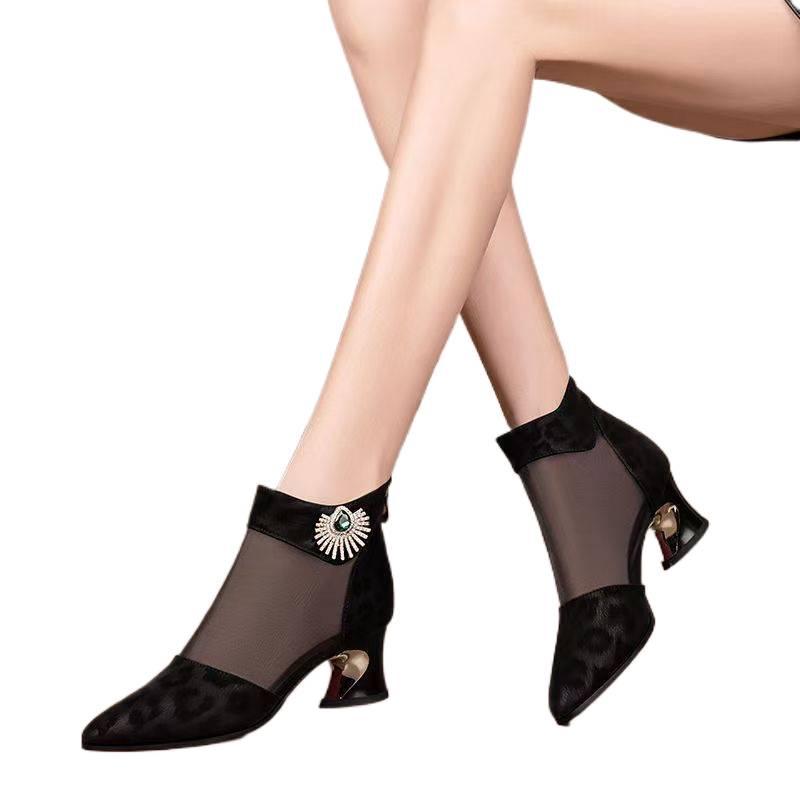 2025 Elegantní síťované boty a sandály s kamínky se špičatou špičkou a středním podpatkem pro ženy v nadměrných velikostech