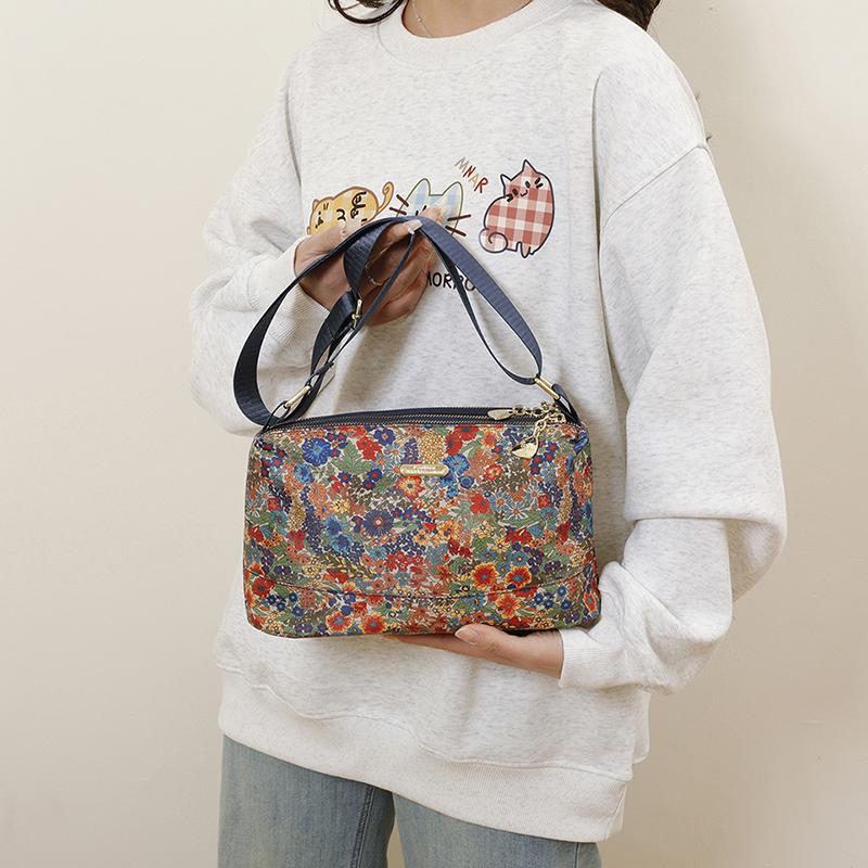 Wszechstronna i modna damska torba z kwiatowym nadrukiem, odpowiednia jako torba dla mamy. To tkanina Oxford, wodoodporna, na jedno ramię