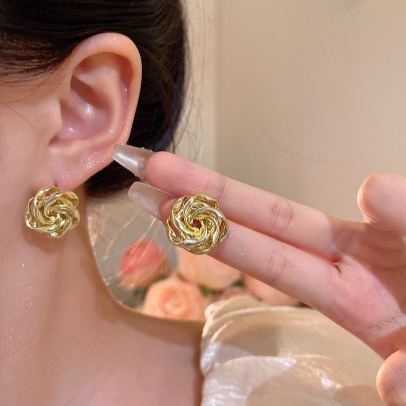 French Gold Hollow Flower Stud Earrings Women's Versatile Three-dimensional Metal Texture Earrings Cold Wind Simple New Earrings