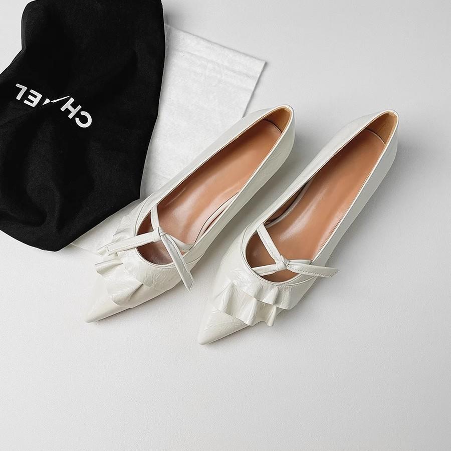 

Женские универсальные туфли-лодочки детские на низком каблуке дышащие на плоской подошве с острым носком 2025 новая летняя модель с неглубоким вырезом и ремешком на подъеме 34 белый