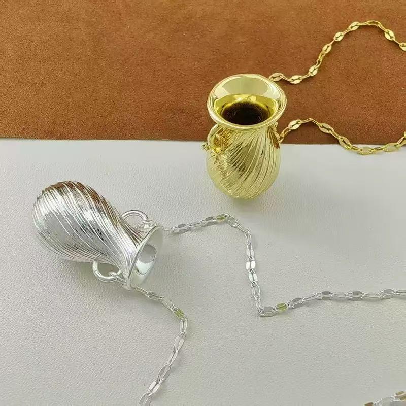 

Korean Blogger Style Flower Vase Pendant Necklace - Trendy, High-End Light Luxury for Sweater Chains золотий