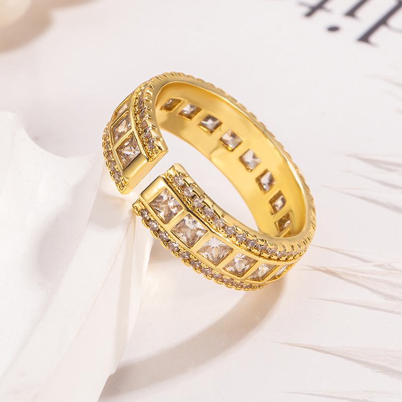 New Gold Square Rhinestone Ring: Luxurious & Unique Women's Hand Jewelry with a Distinct Design
