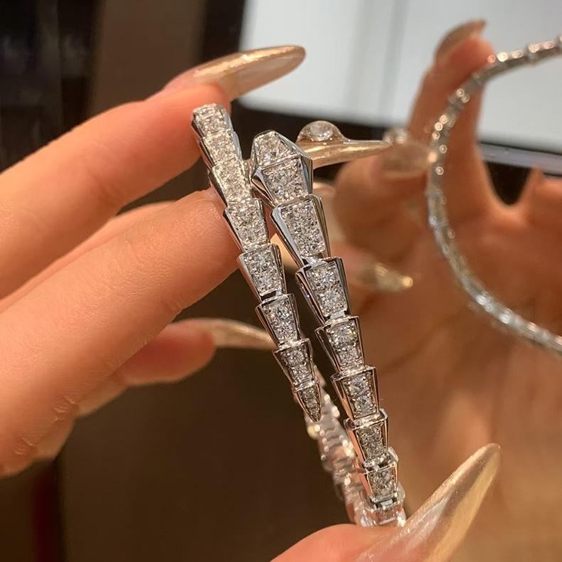 Luxuriöses 18 Karat Roségold-plattiertes Schlangenknochen-Armreif mit Diamanten für Damen