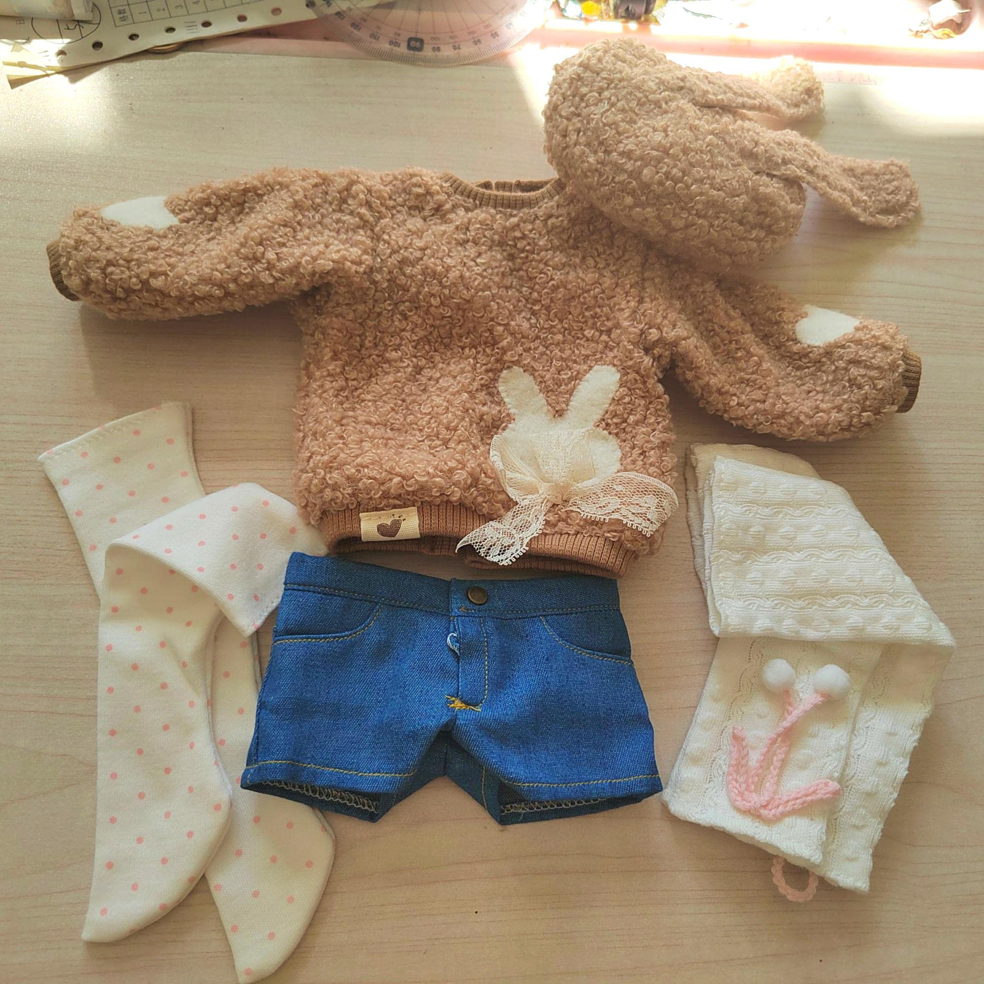

Кукольный костюм Dolly Para размера BJD универсальный Костюм девочки-зайчика Шорты Хот-пэнтс Костюм Кумако Шляпа-кролик Розовый свитер 4/8 (бежевый)