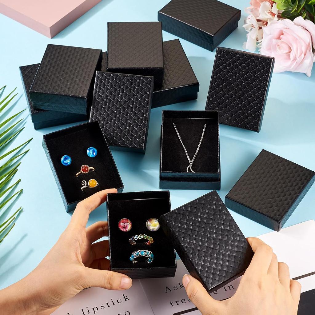 Craftdady 12 vnt. juodos mažos papuošalų dėžutės su deimanto raštu, kartoninės popierinės dovanų dėžutės su dangteliais, karoliukų pakabukai, auskarai, žiedai, tuščios vitrinos dėžutės