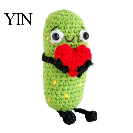 Healing Pickle Decoration 1/2Pcs Crochet Holding Heart Pickle, Handmade Knit Cartoon Yarn Knitted Doll Kimchi for Desk Ornament, Valentine's Day Gift