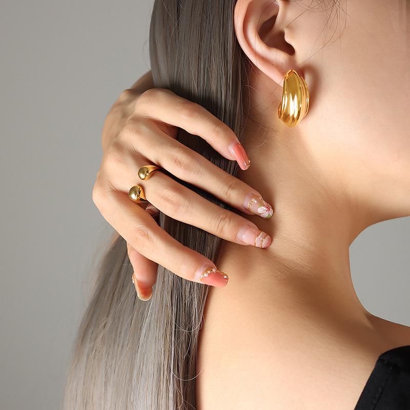 Minimalist C-Shaped Textured Earrings: Titanium Steel Plated 18K Gold - European & American Style for Autumn/Winter (F229)