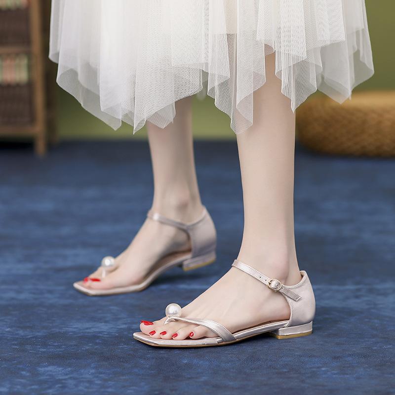 Mode 2025 Perlen Zehensteg Seidensandalen Damen Niedrige Absätze Ballerinas Schuhe Damen Knöchelriemen Sandalen Mujer Bürokleid Blockabsatz Sandalen