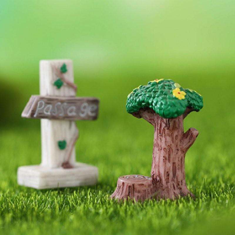 Charming Resin Miniature Signpost Decor For Moss Terrariums And Fairy Gardens