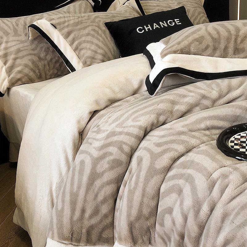 

Роскошный зимний набор из четырех предметов: Двусторонняя наволочка из норкового бархата - Леопардовый принт серого и цвета пасты из красной фасоли. 1.8m Bed Four-Piece Set [200*230cm Quilt]