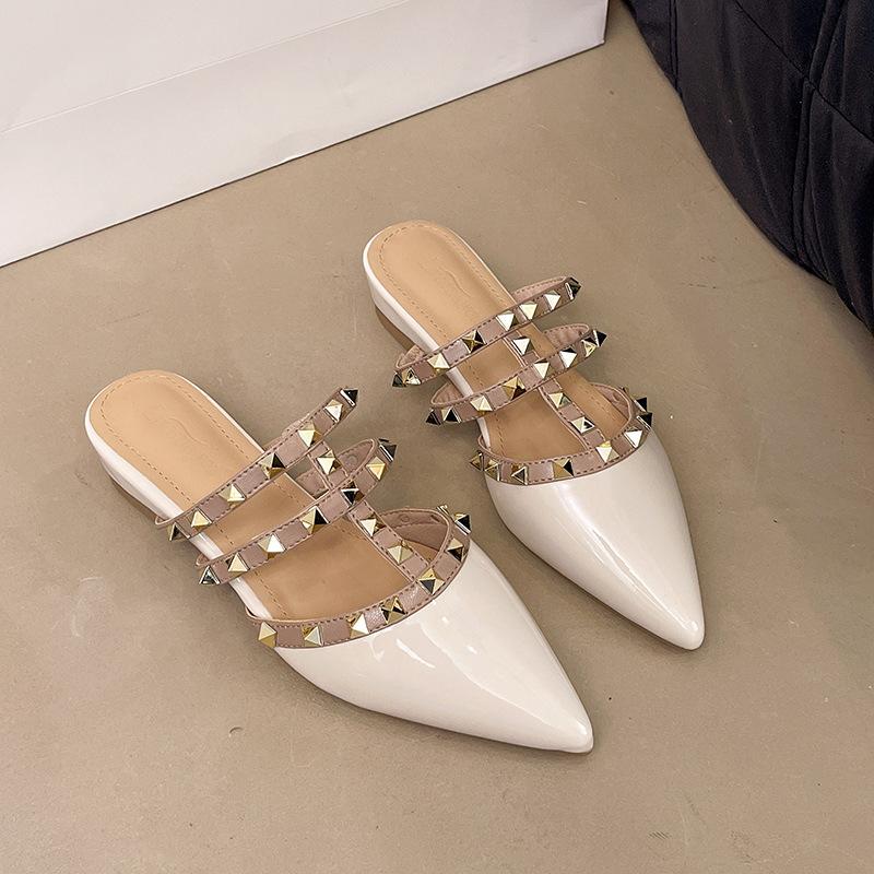 

Крутые шлепанцы женские летние новые заклепки крутые шлепанцы женские толстые каблуки острый носок лакированная кожа сумка голова полушлепанцы 35 бежевый