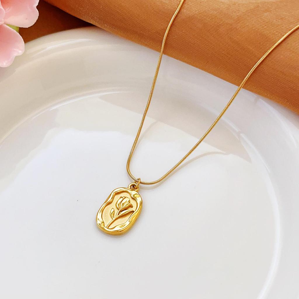 Złoty naszyjnik ze stali nierdzewnej: Elegancka, Wszechstronna, Nieblaknąca Biżuteria Damska