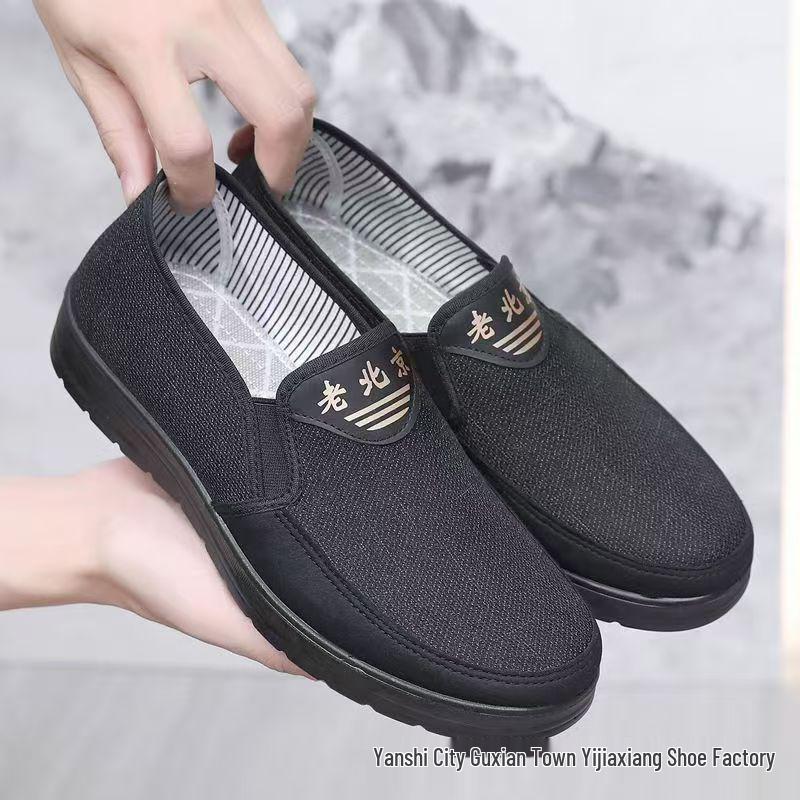 Men's Old Beijing Cloth Slip-On Shoes: Durable, Non-Slip, Odor-Resistant Casual Footwear for Middle-Aged and Elderly.
