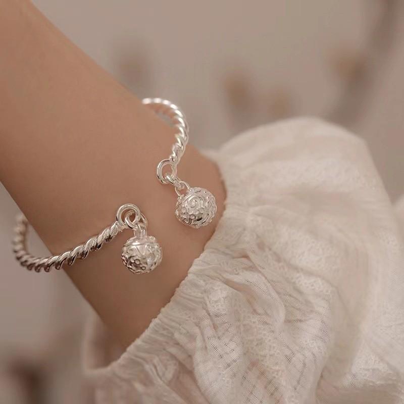 Sophisticated Black Beaded Bracelet For Women With Unique Design Elements