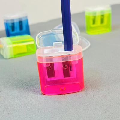 Doppelloch-Bleistiftspitzer 4 Farben Transparenter Kunststoffspitzer für Standard-Jumbo-Bleistifte Kinderfreundlicher tragbarer Bleistiftspitzer mit Abdeckung