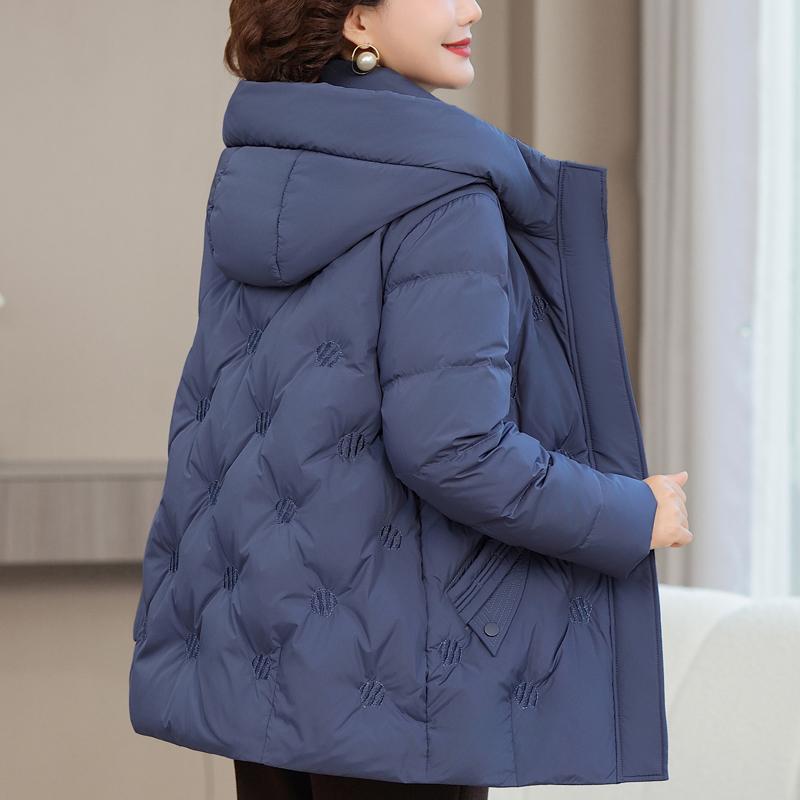 Nadměrná velikost XL-6XL Dámská krátká prošívaná bunda středního věku Zimní svrchní oděv s kapucí Elegantní výšivka Hřejivé péřové kabáty