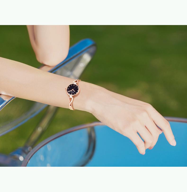Trendy Women's Small Dial Mesh Strap Watch - Fashionable and Versatile Design for Students.