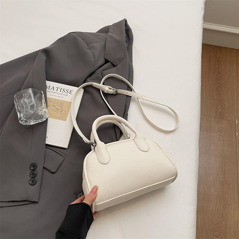 Fashion messenger bag niche casual small square bag women's 2025 summer new hand carry simple commuter shoulder bag