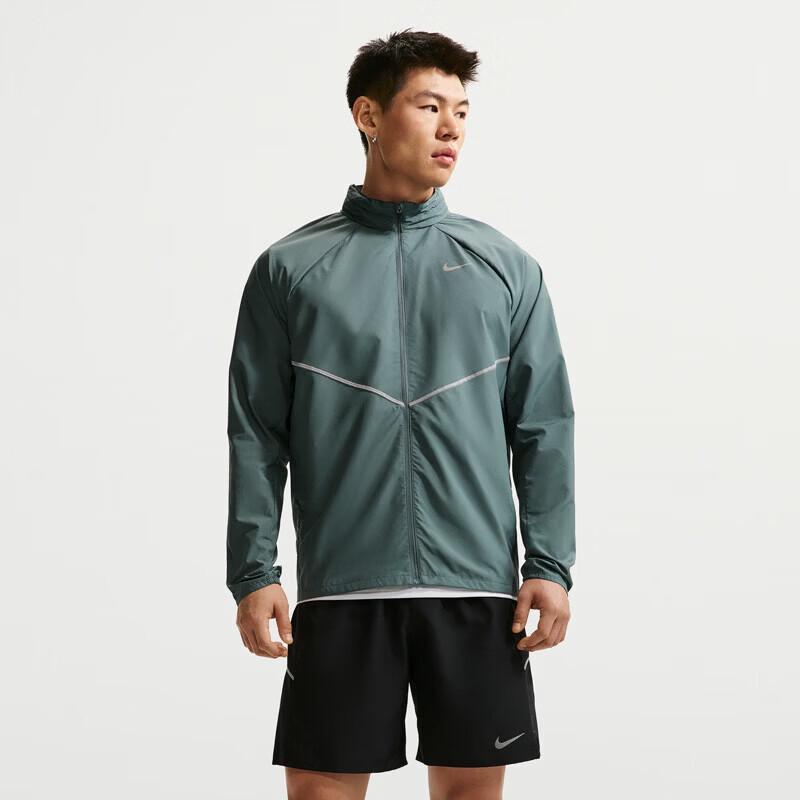 Nike Men s Loose Fit Hooded Running Windbreaker Jacket L