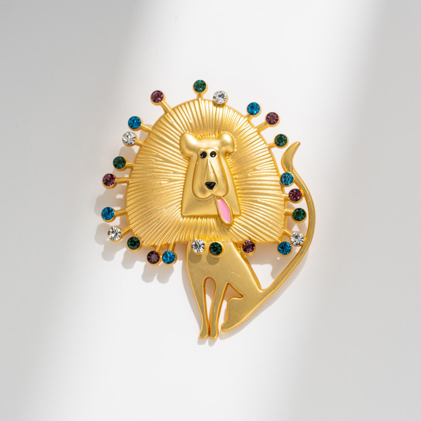 European & American Retro Gold Lion Brooch - Elegant Men s Lapel Pin Accessory