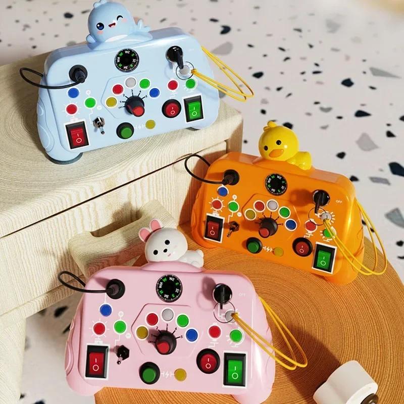 Montessori Busy Board Senzorické hračky Kreslené s LED světelným spínačem Ovládací panel Cestovní aktivity Dětská hra pro 2-4 roky