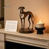 Retro-Stil Tierfigur Vintage Whippet Greyhound Hund mit hängendem Herz-Anhänger, Elegant geformte Haustier-Skulptur Harz-Statue, Rustikaler Tischschmuck