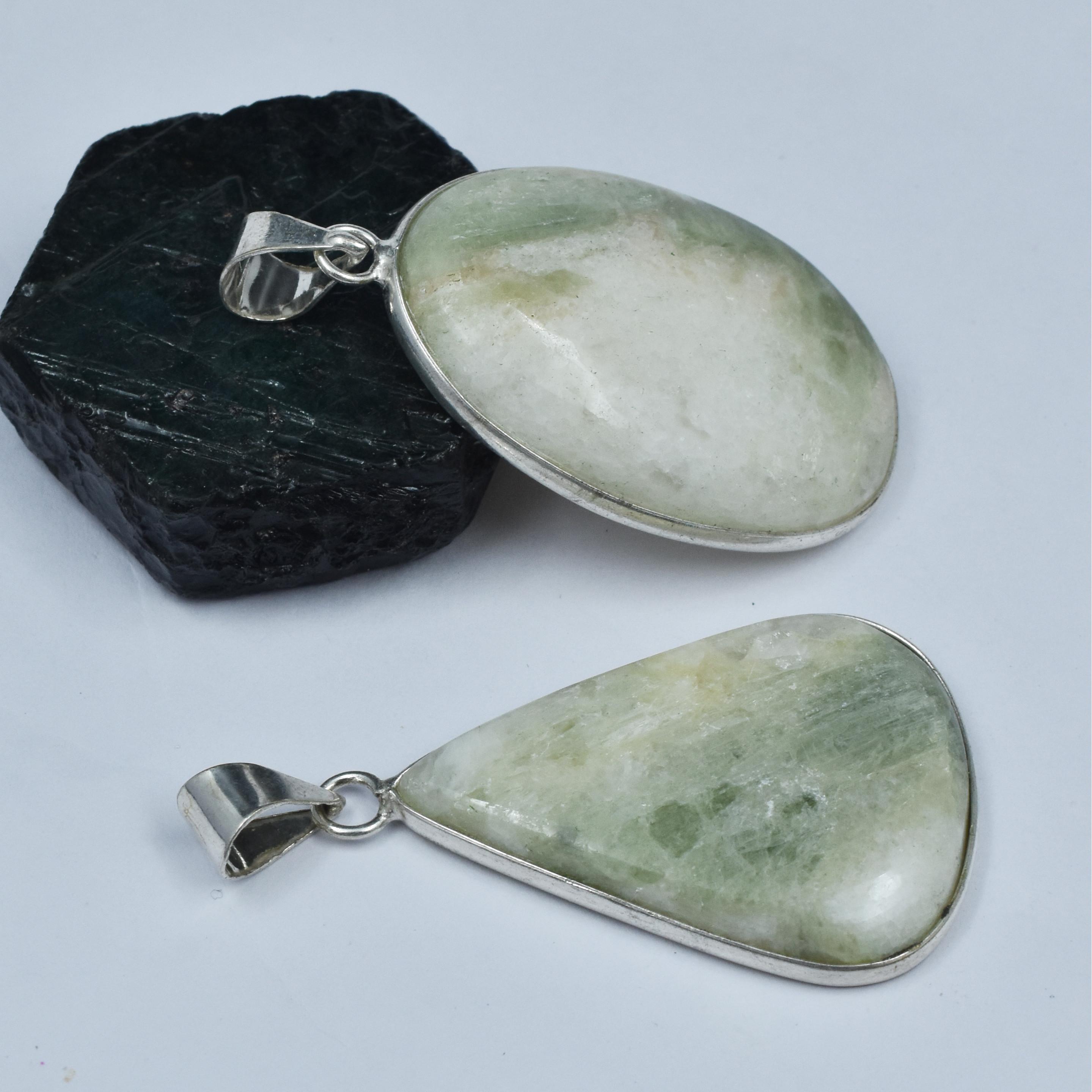 

122.05 Ct Oval-Pear Cut seraphinite Pendant Healing Stone 925 Silver Gemstone AR-1756-S 39-36 mm білий