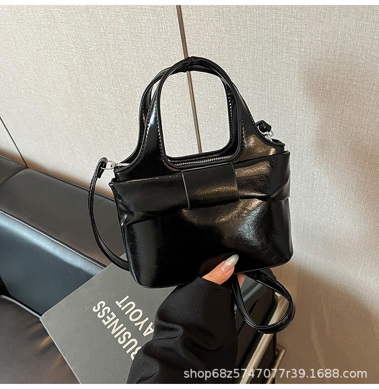 Silver High-end Foreign-style Bag Female Douyin Live Broadcast Explosion Personality Design Hand Bag Commuting Shoulder Messenger Bag