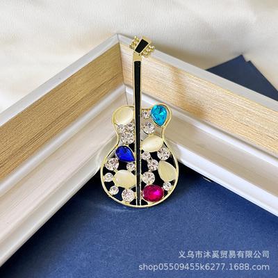 Nuova spilla a forma di violino con pietra a forma di occhio di gatto scavata, spilla di alta qualità, abbigliamento, cappotto, abito, uomo e donna, fiore creativo sul petto