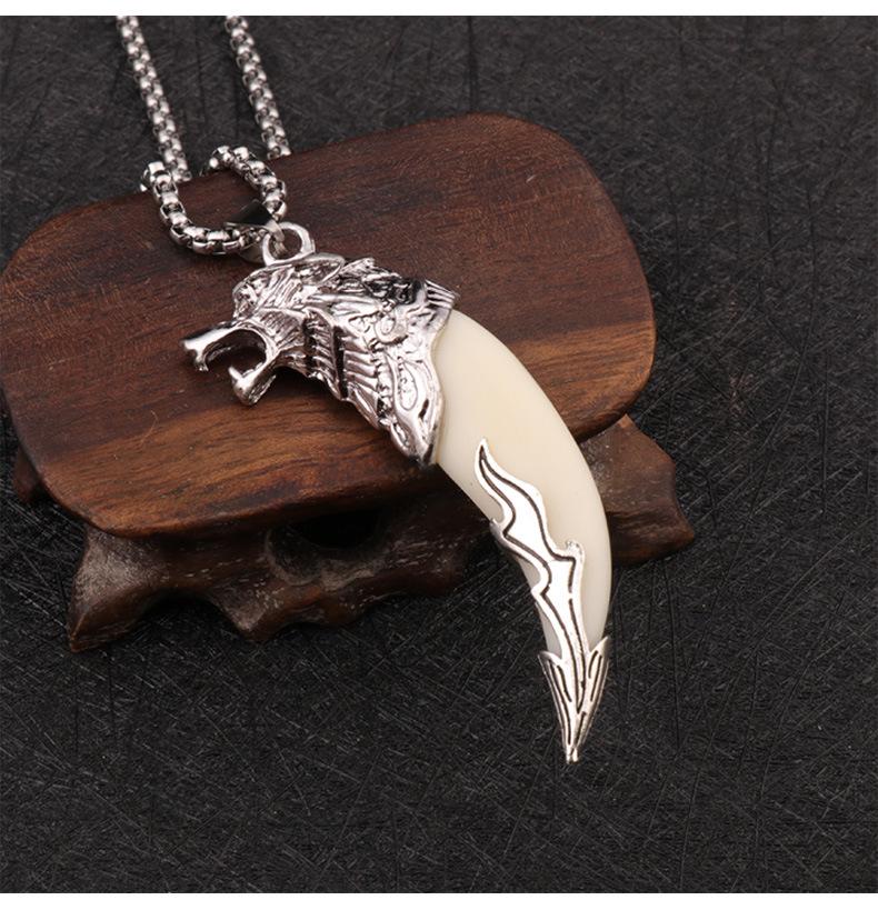 Collier Dent de Loup pour Homme: Pendentif Dominateur Dent de Chien Noir sur Chaîne Rétro en Acier Titane - Accessoire Tendance pour 2025.