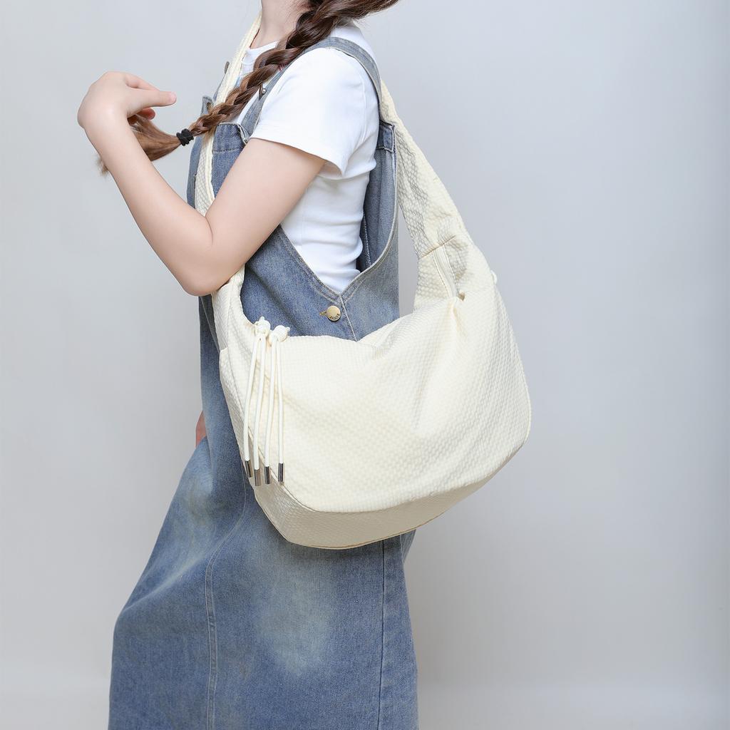 This Crossbody Bag Features A Simple Yet Large-capacity Dumpling Bag and A Versatile Commuter Tote Bag